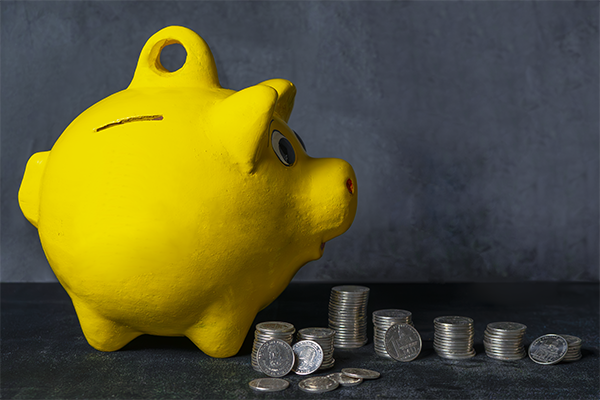 Alcancía Amarilla con monedas de mil y quinientos guaraníes