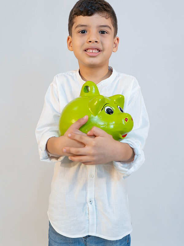Niño con alcancía