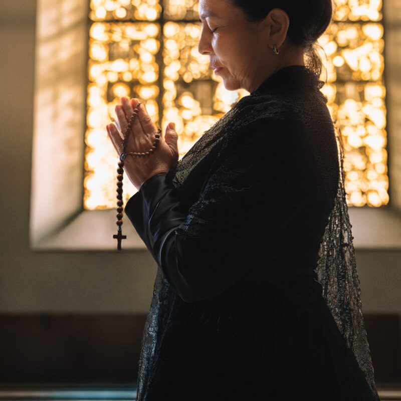 Juana de Lara rezando