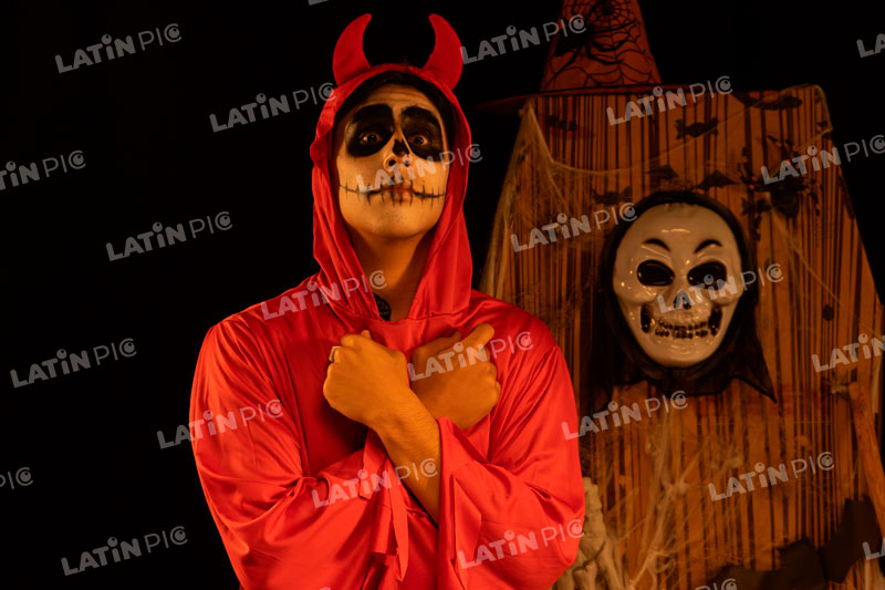 Hombre-Halloween-Diablito-Rojo-02