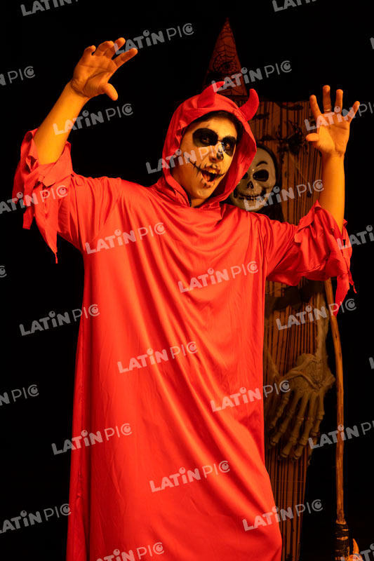 Hombre-Halloween-Diablito-Rojo-05