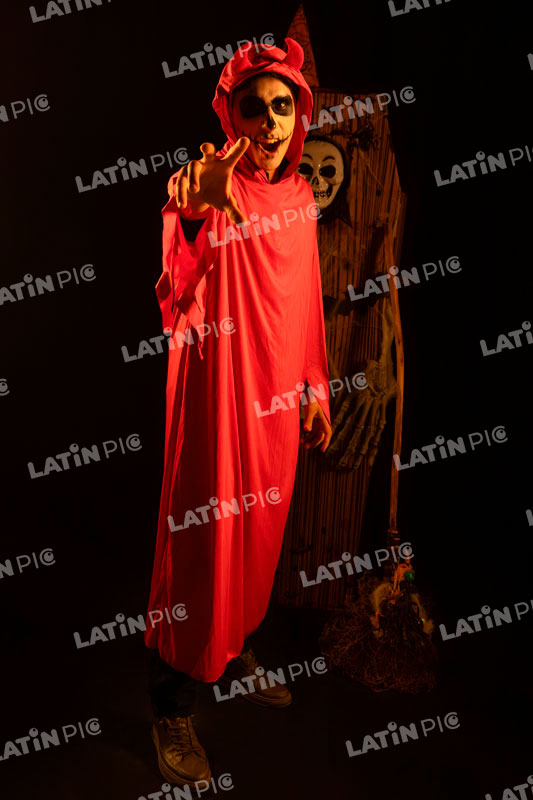 Hombre-Halloween-Diablito-Rojo-06