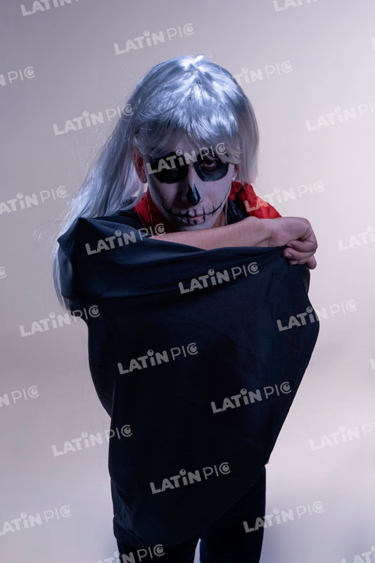 Hombre-Halloween-Pelo-Blanco-Capa-1
