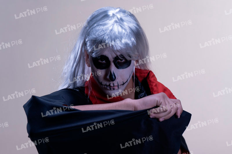 Hombre-Halloween-Pelo-Blanco-Capa-3