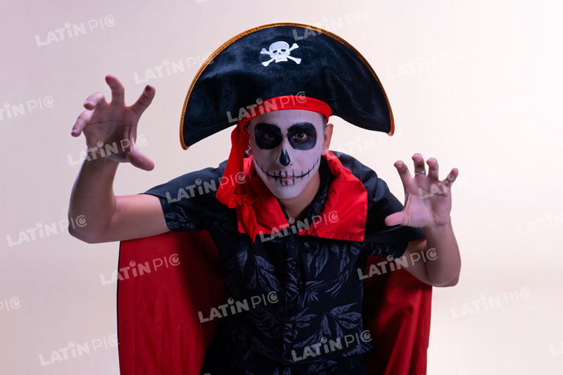 Hombre-Halloween-Pirata-Capa-1