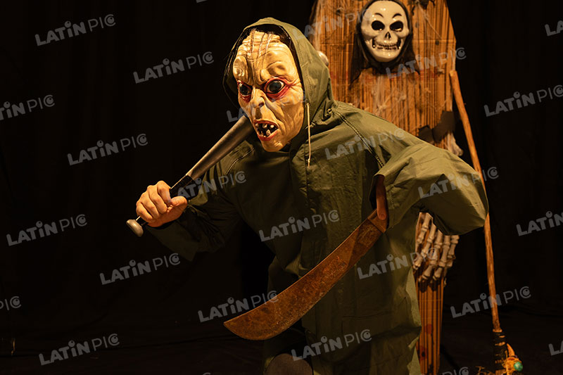 Hombre-Mascara-Piloto-Halloween-04