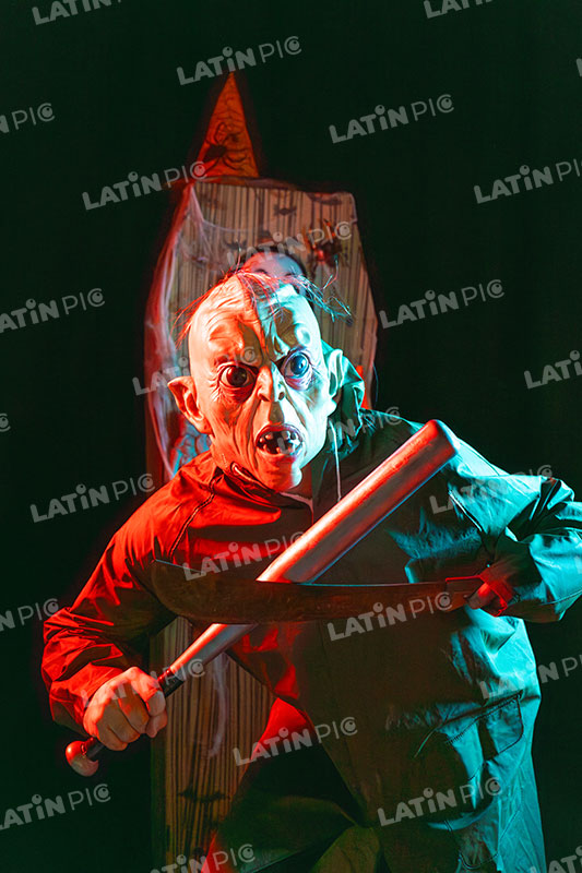 Hombre-Mascara-Piloto-Halloween-07