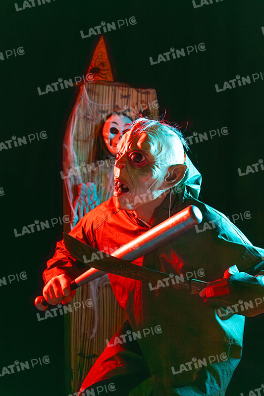 Hombre-Mascara-Piloto-Halloween-08