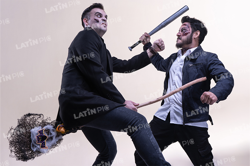 Hombres-Pelea-Bate-Escoba-Halloween-1
