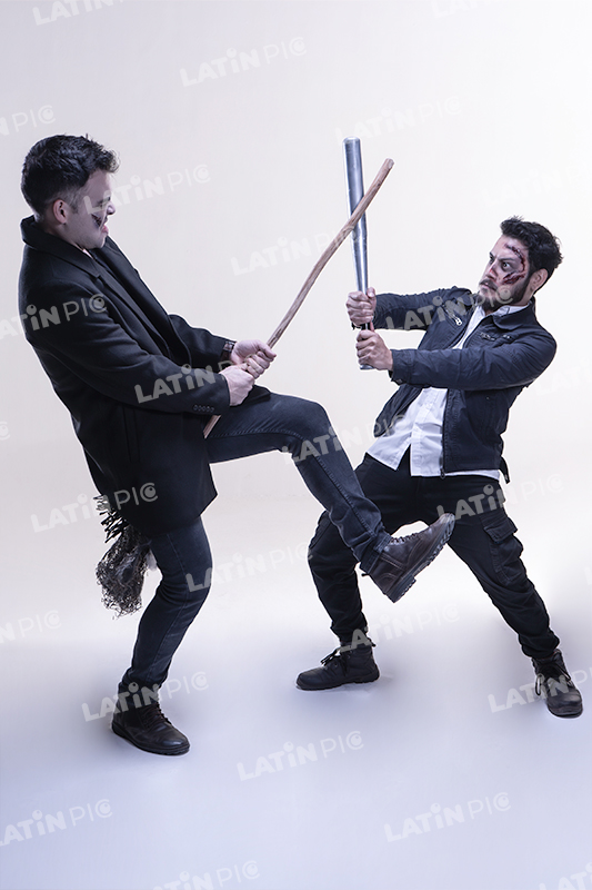 Hombres-Pelea-Bate-Escoba-Halloween-3