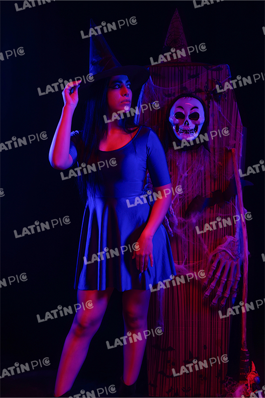 Mujer-Brujita-Azul-Halloween-03