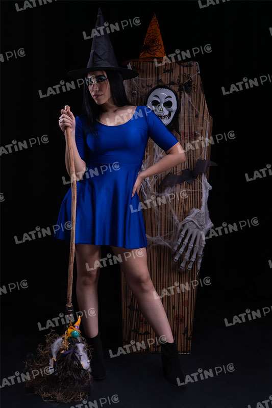 Mujer-Brujita-Azul-Halloween-04