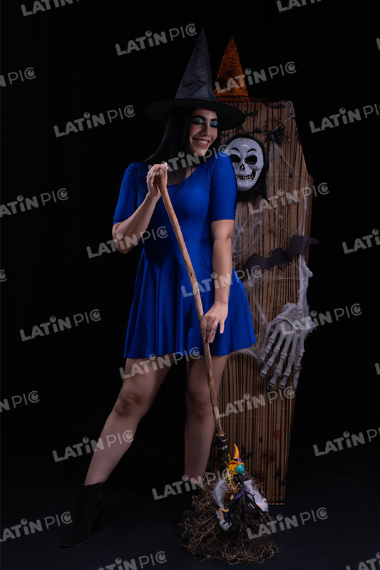 Mujer-Brujita-Azul-Halloween-05