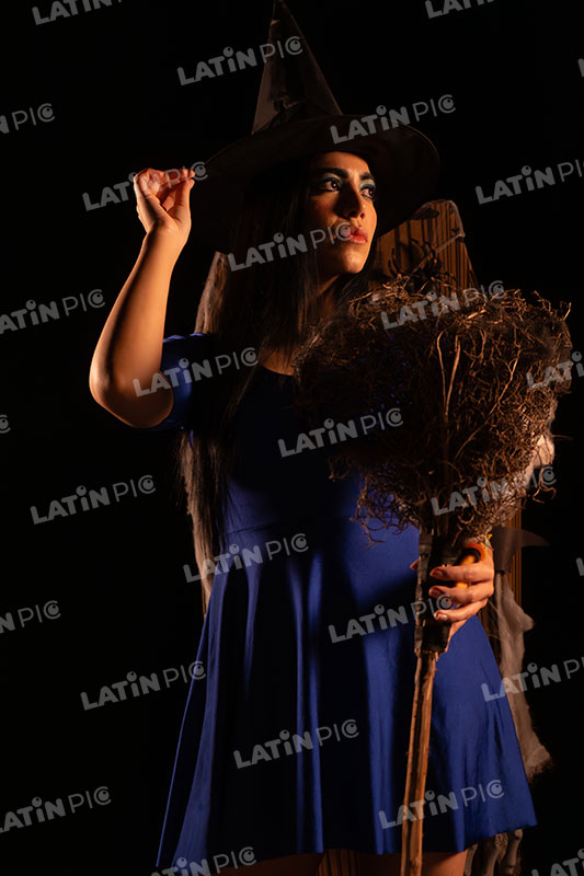 Mujer-Brujita-Azul-Halloween-06