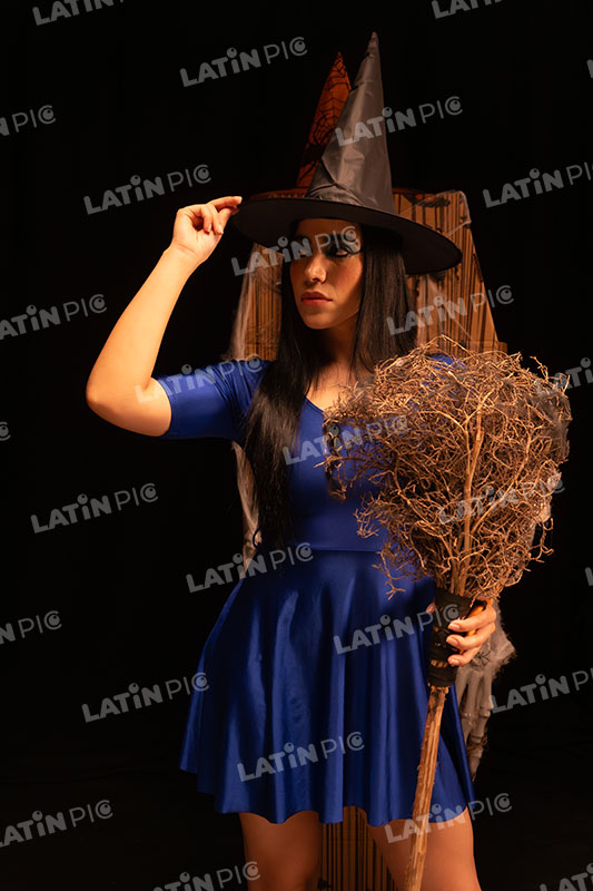 Mujer-Brujita-Azul-Halloween-08