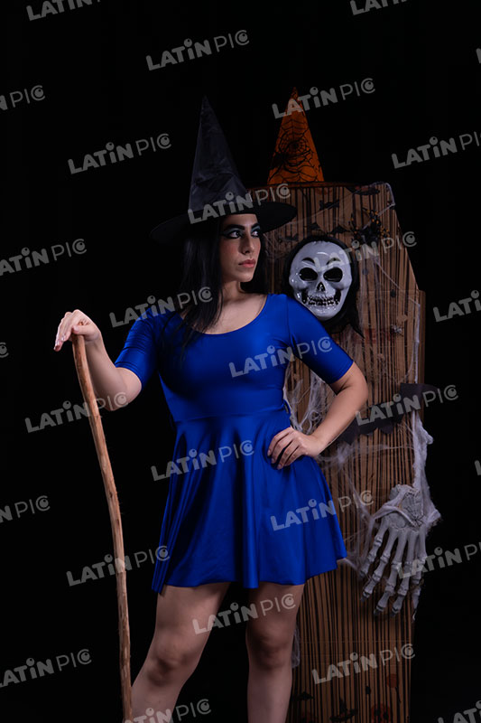 Mujer-Brujita-Azul-Halloween-12