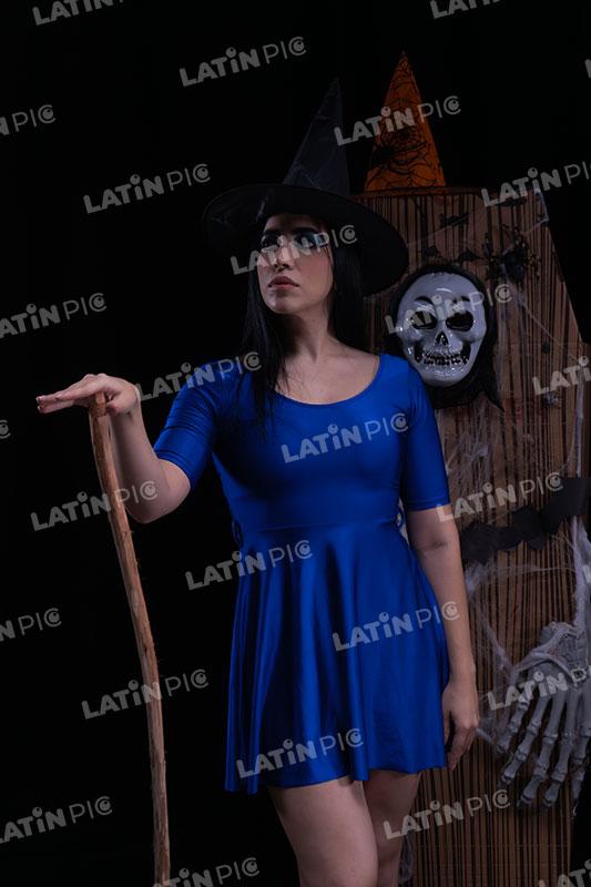 Mujer-Brujita-Azul-Halloween-13