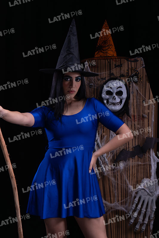 Mujer-Brujita-Azul-Halloween-15