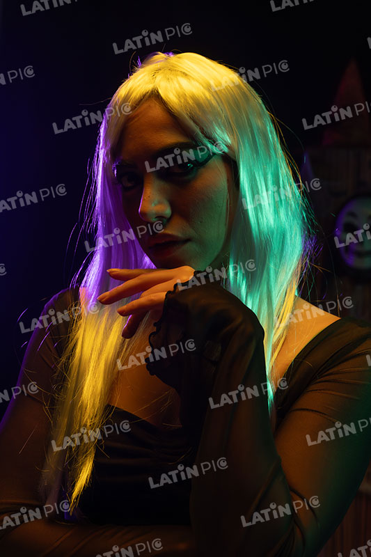 Mujer-Pelo-Blanco-Halloween-3