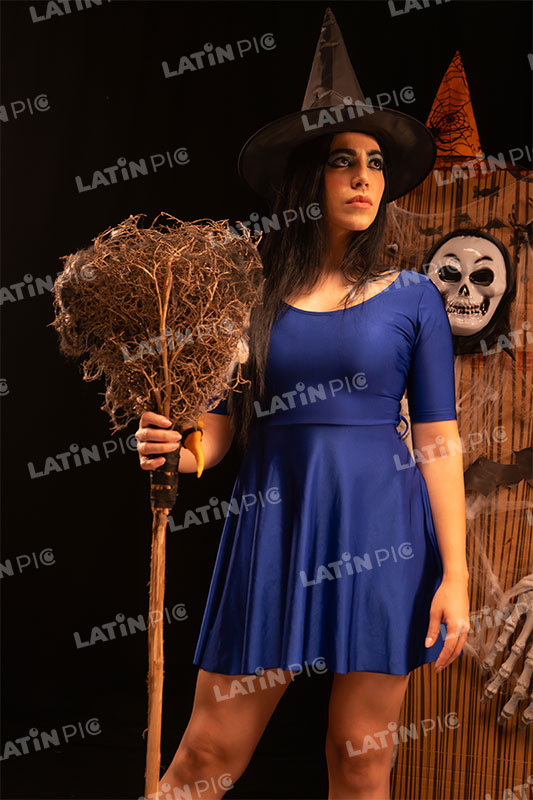 Mujer-Brujita-Azul-Halloween-01