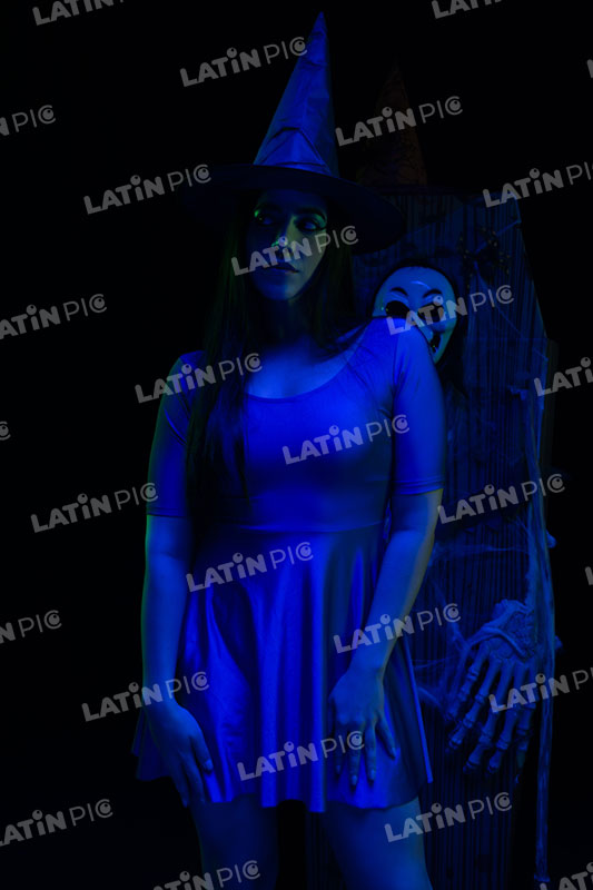 Mujer-Brujita-Azul-Halloween-14