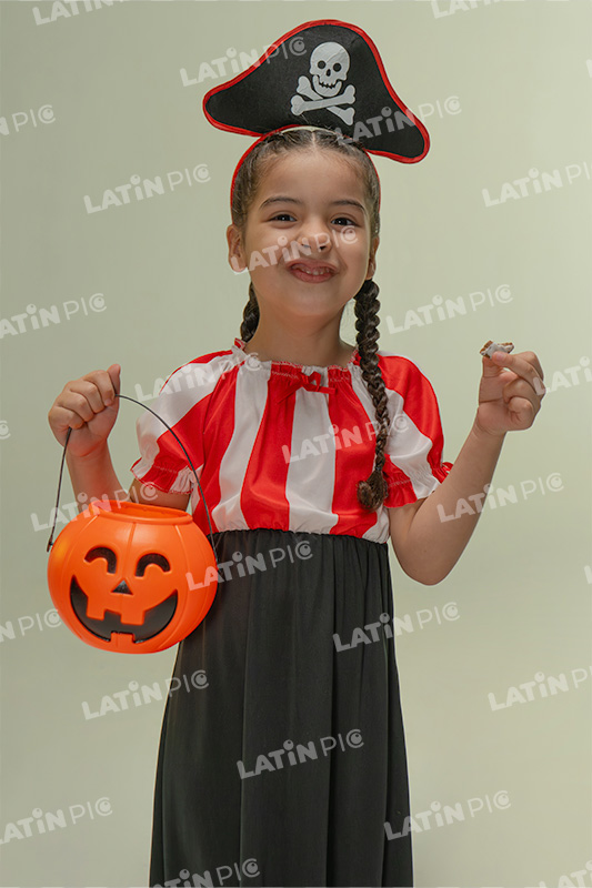Nina-Pirata-Halloween-Canasto-Golosinas-01