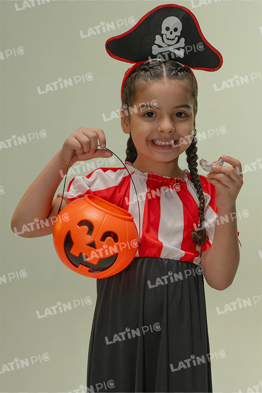 Nina-Pirata-Halloween-Canasto-Golosinas-02