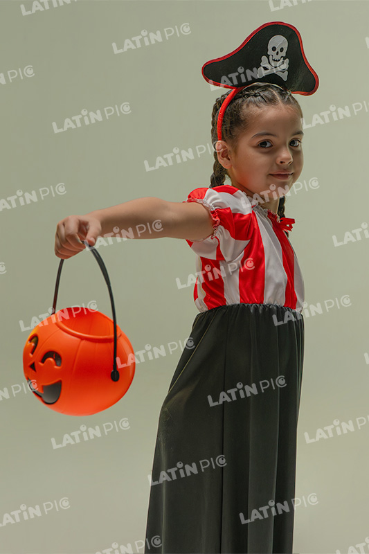 Nina-Pirata-Halloween-Canasto-Golosinas-03