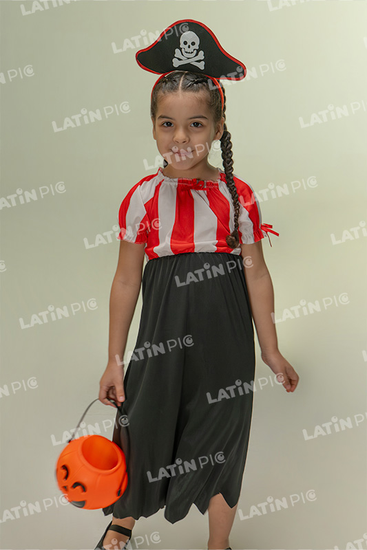 Nina-Pirata-Halloween-Canasto-Golosinas-05
