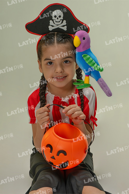 Nina-Pirata-Halloween-Canasto-Golosinas-06