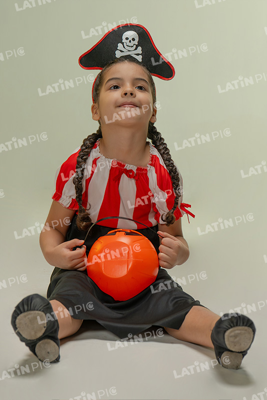 Nina-Pirata-Halloween-Canasto-Golosinas-07