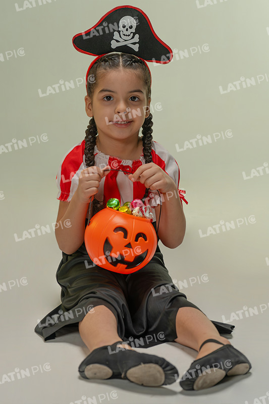 Nina-Pirata-Halloween-Canasto-Golosinas-08