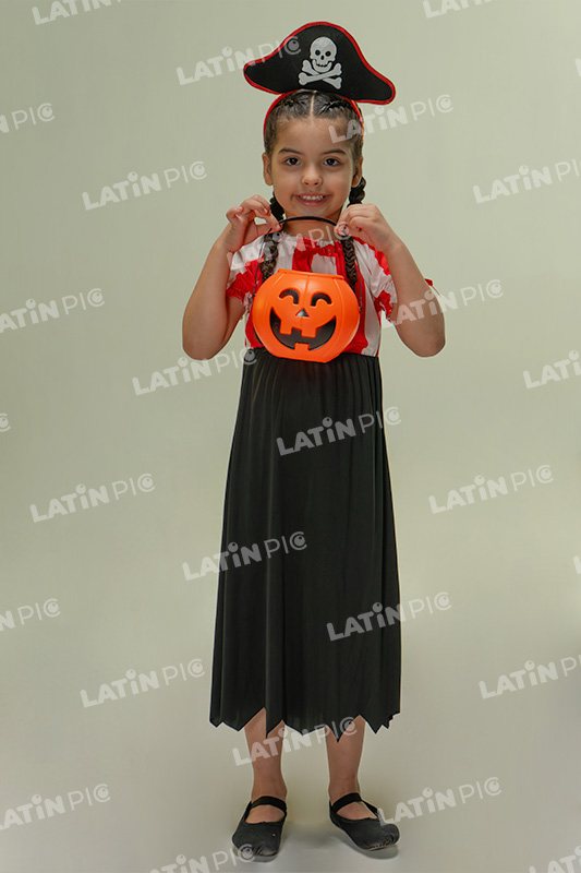 Nina-Pirata-Halloween-Canasto-Golosinas-09