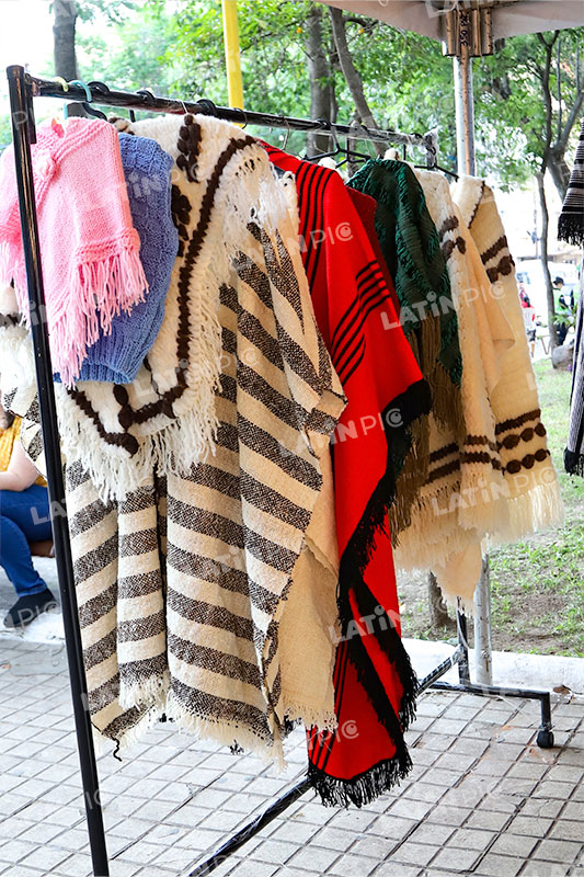 ponchos-tejidos-artesania-paraguaya-01
