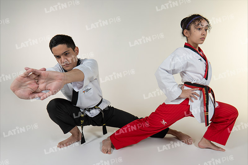 Mujer-Karate-Hombre-Ninja-artesmarciales-batalla-cintanegra-cintaroja-05