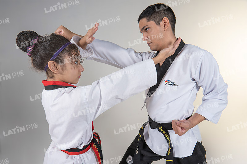 Mujer-Karate-Hombre-Ninja-artesmarciales-batalla-cintanegra-cintaroja-06