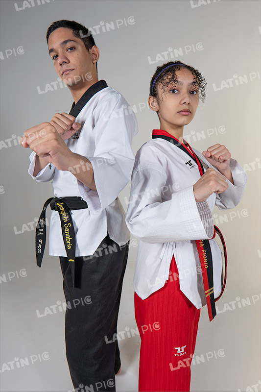 Mujer-Karate-Hombre-Ninja-artesmarciales-batalla-cintanegra-cintaroja-07