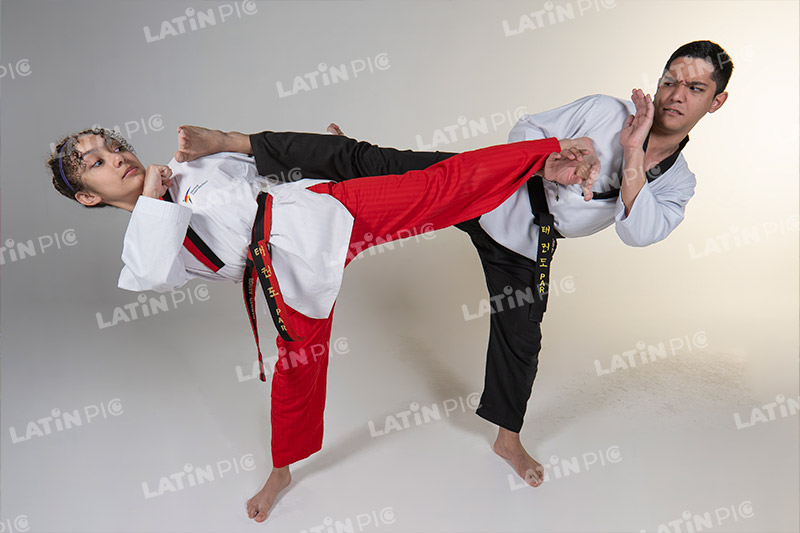 Mujer-Karate-Hombre-Ninja-artesmarciales-batalla-patada-cintanegra-cintaroja-07