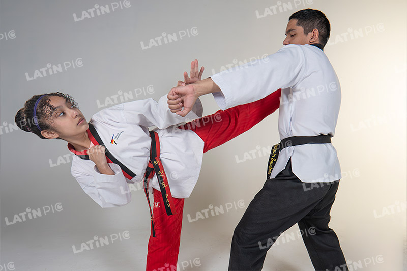 Mujer-Karate-Hombre-Ninja-artesmarciales-batalla-patada-cintanegra-cintaroja-08