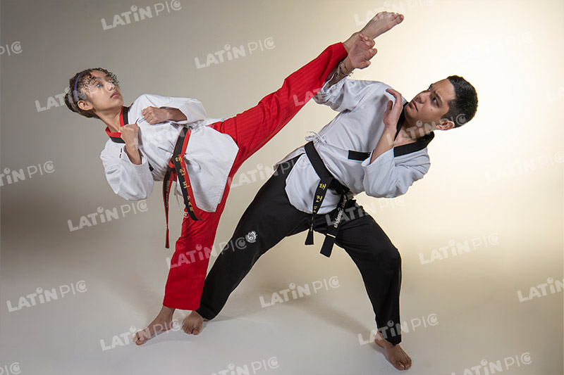 Mujer-Karate-Hombre-Ninja-artesmarciales-batalla-patada-cintanegra-cintaroja-09