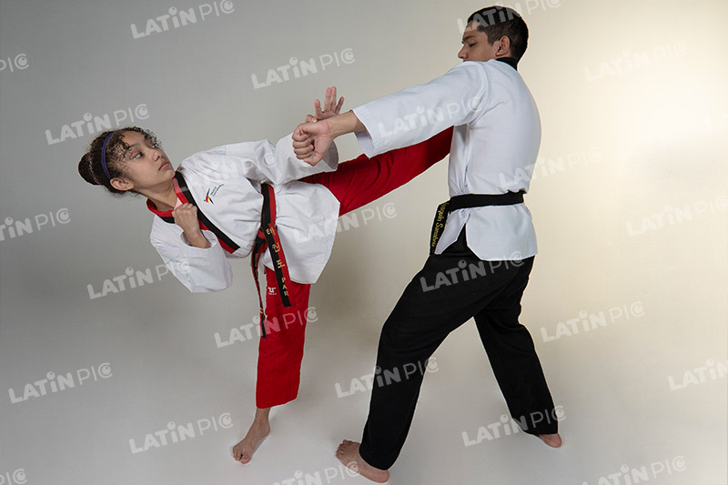 Mujer-Karate-Hombre-Ninja-artesmarciales-batalla-patada-cintanegra-cintaroja-10