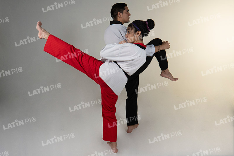 Mujer-Karate-Hombre-Ninja-artesmarciales-batalla-patada-cintanegra-cintaroja-11