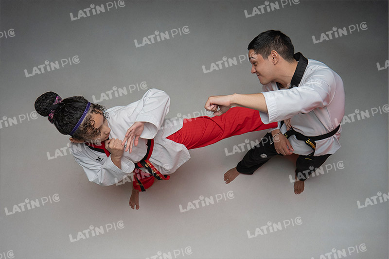 Mujer-Karate-Hombre-Ninja-artesmarciales-batalla-patada-cintanegra-cintaroja-12
