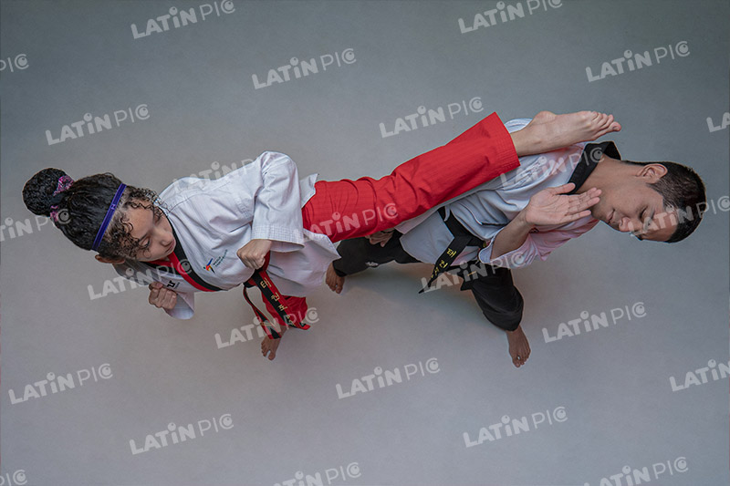 Mujer-Karate-Hombre-Ninja-artesmarciales-batalla-patada-cintanegra-cintaroja