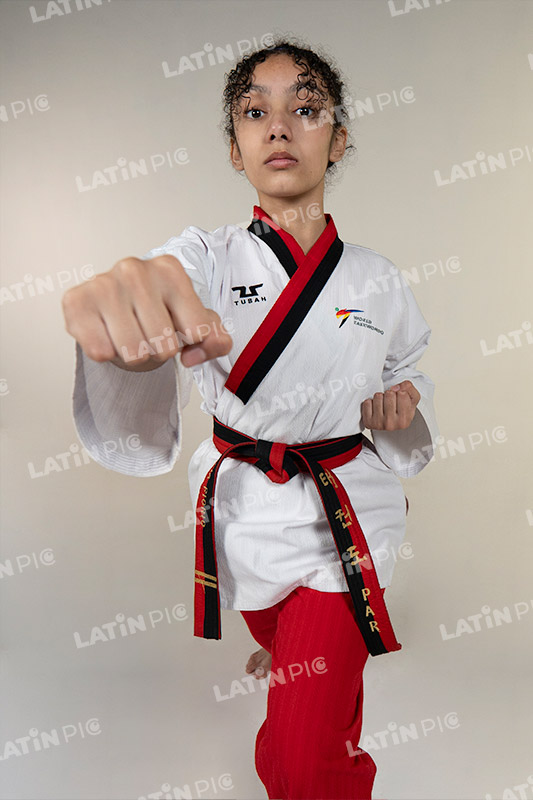 Mujer-Karate-Ninja-artesmarciales-puño-cintaroja-03