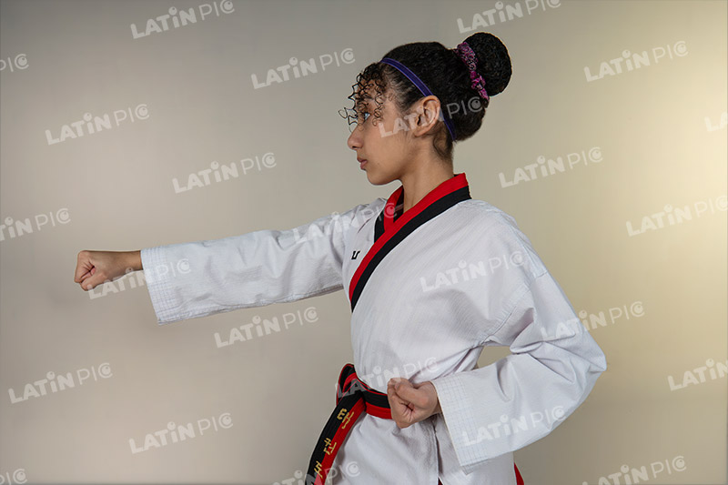Mujer-Karate-Ninja-artesmarciales-puño-cintaroja-04
