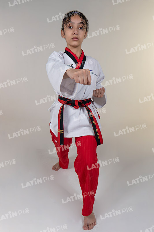 Mujer-Karate-artesmarciales-batalla-cintanegra-cintaroja-02