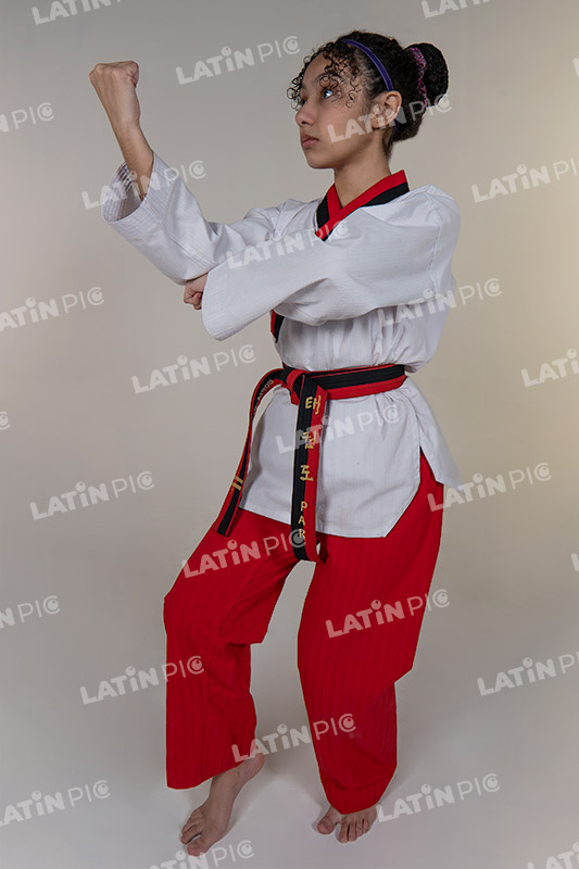 Mujer-Karate-artesmarciales-batalla-cintanegra-cintaroja-03