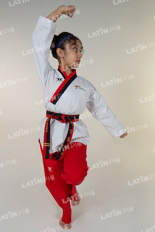 Mujer-Karate-artesmarciales-batalla-cintanegra-cintaroja-04