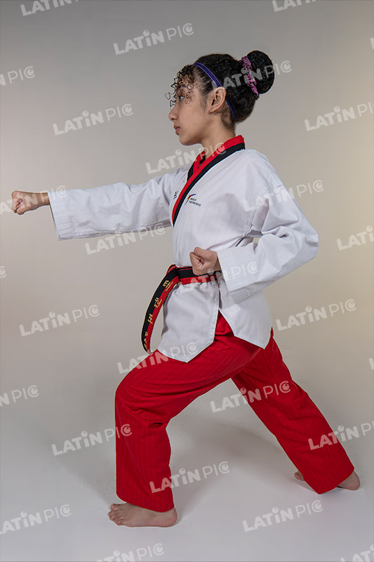 Mujer-Karate-artesmarciales-batalla-cintanegra-cintaroja